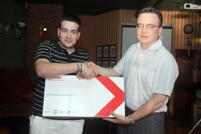 Adrijan Vazdar, biznis menadzer kompanije Toshiba, urucuje prvu nagradu Marku Novicicu